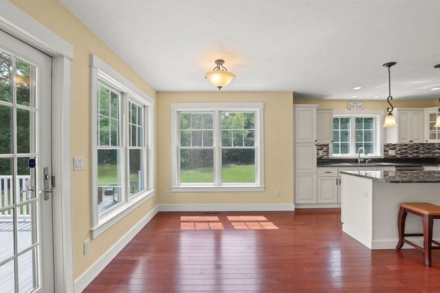 10 Pond Edge Trl, Wareham, MA 02571