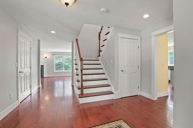 10 Pond Edge Trl, Wareham, MA 02571