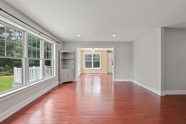 10 Pond Edge Trl, Wareham, MA 02571