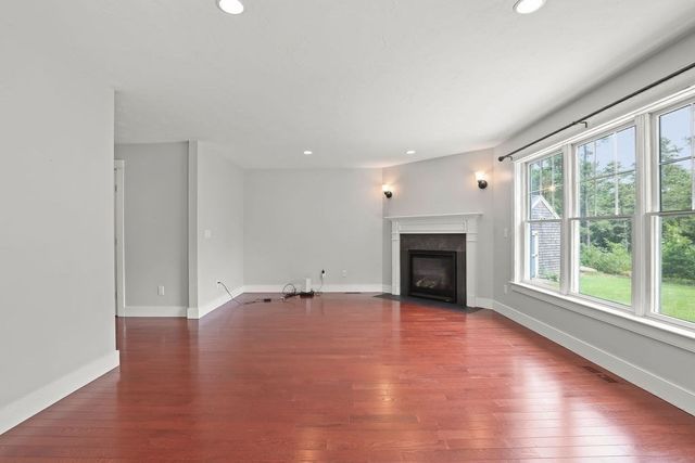 10 Pond Edge Trl, Wareham, MA 02571