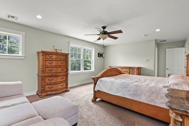 10 Pond Edge Trl, Wareham, MA 02571