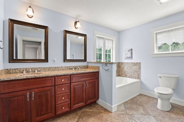 10 Pond Edge Trl, Wareham, MA 02571