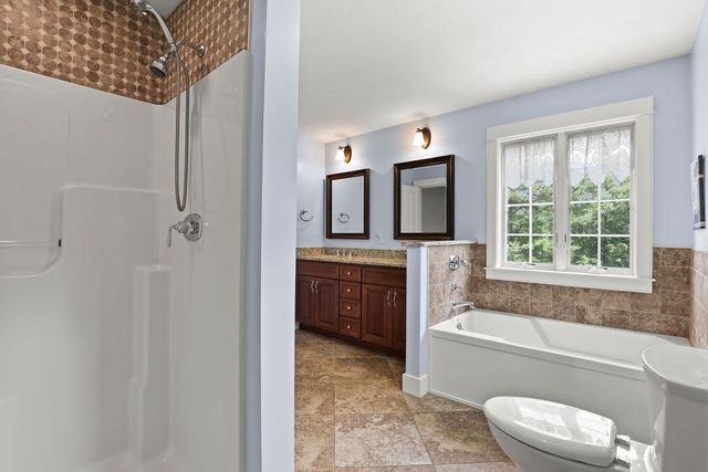 10 Pond Edge Trl, Wareham, MA 02571
