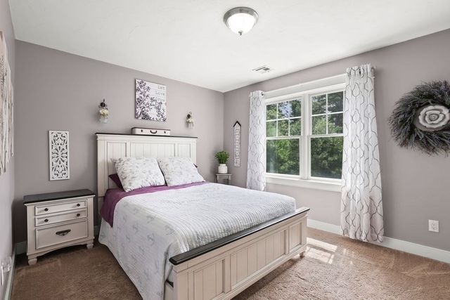 10 Pond Edge Trl, Wareham, MA 02571