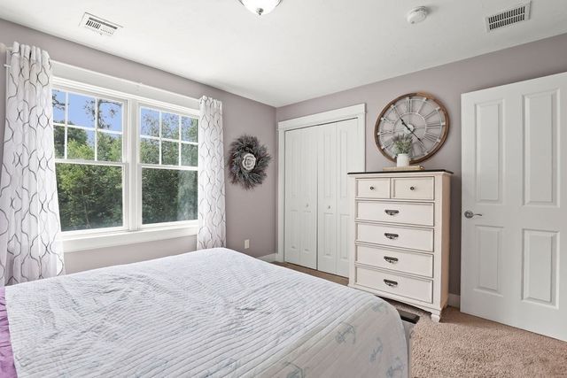 10 Pond Edge Trl, Wareham, MA 02571