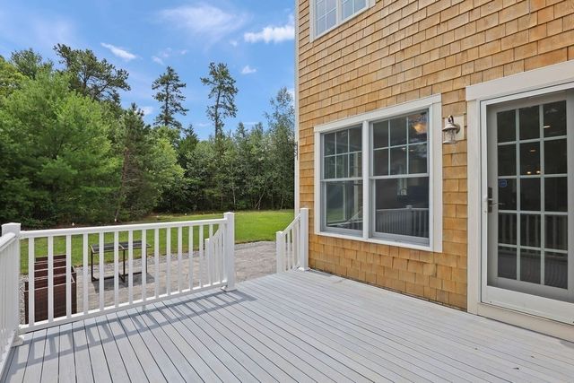 10 Pond Edge Trl, Wareham, MA 02571