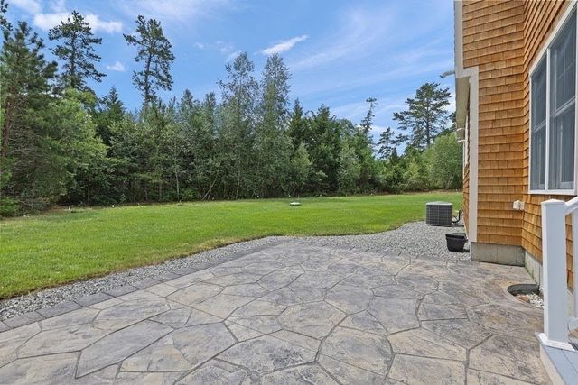 10 Pond Edge Trl, Wareham, MA 02571