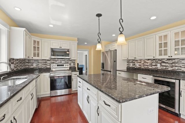10 Pond Edge Trl, Wareham, MA 02571
