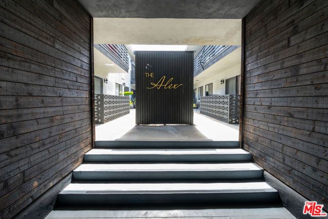 4938 Rosewood Avenue, Los Angeles, CA 90004