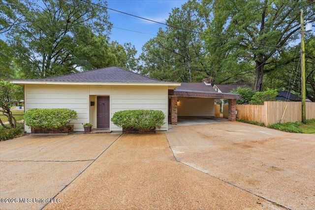 144 Colonial Circle, Jackson, MS 39211