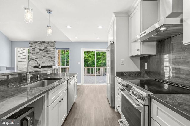 6104 STONEPATH CIR, Centreville, VA 20120