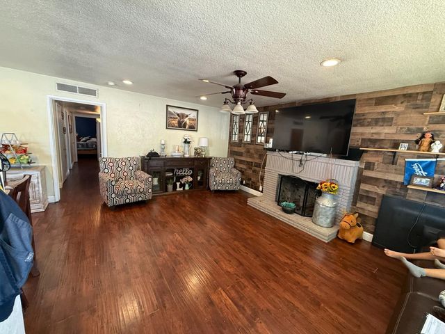 3858 E Dakota Avenue, Fresno, CA 93726