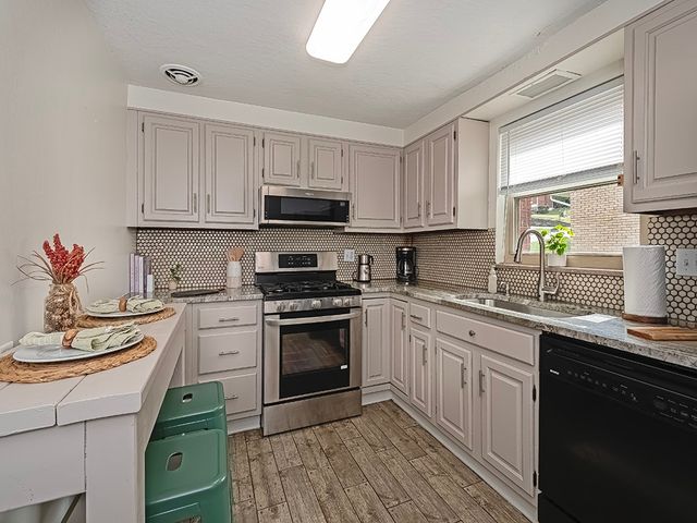 200 Ryan Dr, Pittsburgh, PA 15220