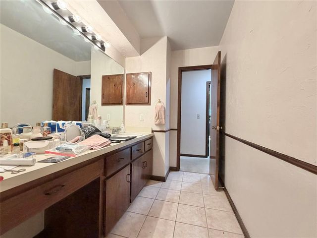 1 Oakridge Drive, Shawnee, OK 74804