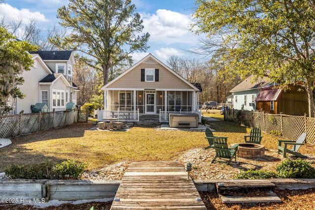 2517 Waccamaw Shores Road, Lake Waccamaw, NC 28450