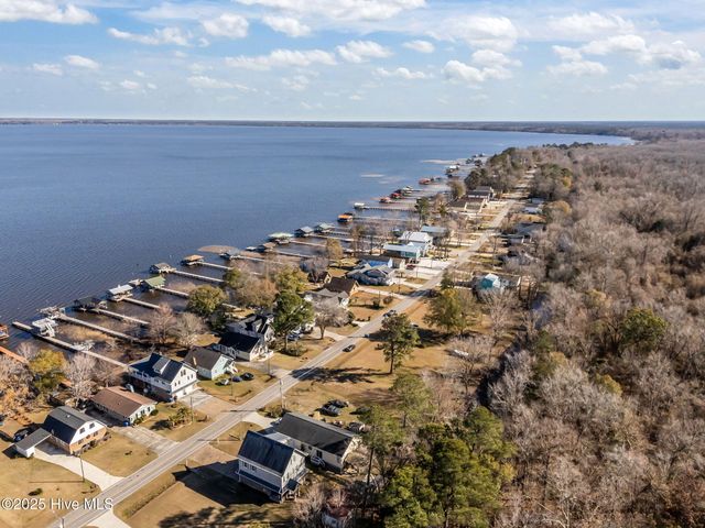 2517 Waccamaw Shores Road, Lake Waccamaw, NC 28450