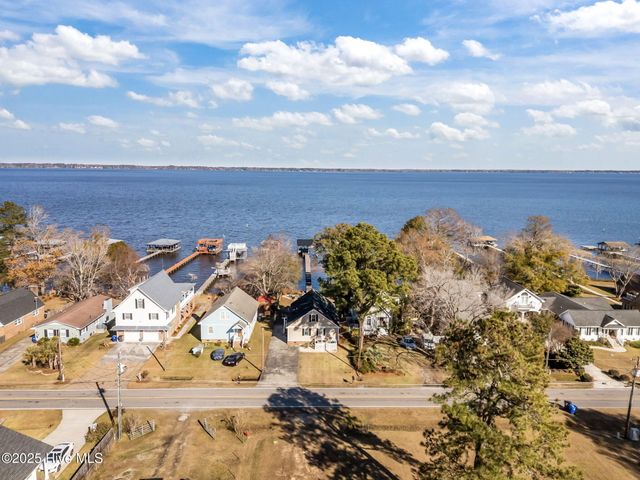 2517 Waccamaw Shores Road, Lake Waccamaw, NC 28450