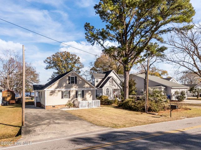 2517 Waccamaw Shores Road, Lake Waccamaw, NC 28450