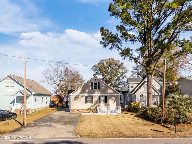 2517 Waccamaw Shores Road, Lake Waccamaw, NC 28450