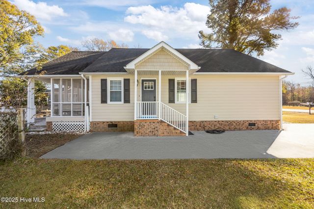 2517 Waccamaw Shores Road, Lake Waccamaw, NC 28450