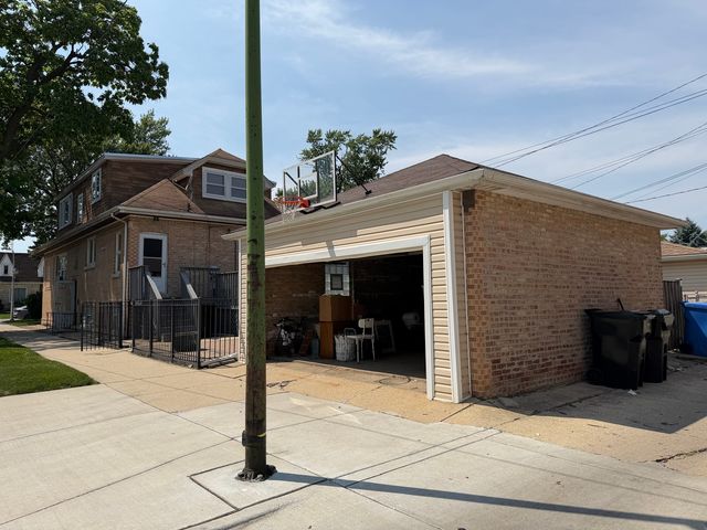 5501 N Parkside Avenue, Chicago, IL 60630