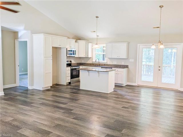 121 Maplewood Avenue, Thomasville, NC 27360