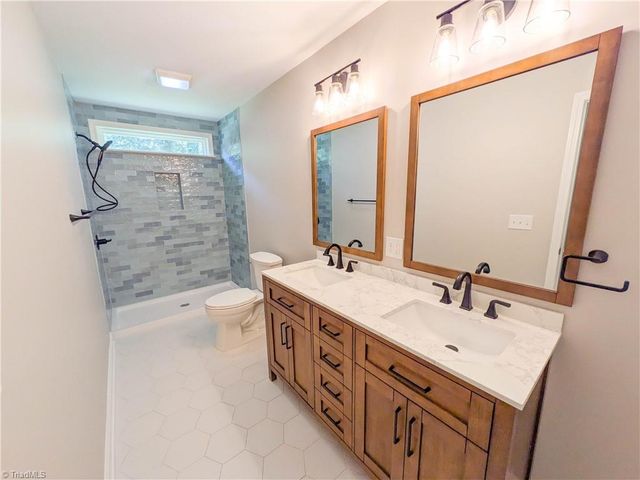 121 Maplewood Avenue, Thomasville, NC 27360