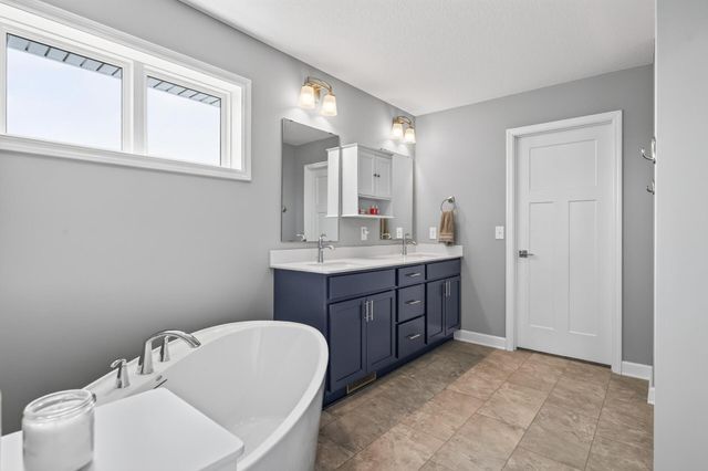 8384 Yearling Trail, Woodbury, MN 55129