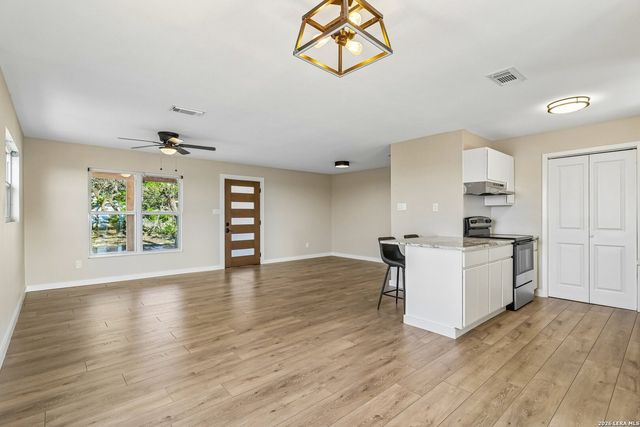 235 MOUNTAIN CREEK RD, Pipe Creek, TX 78063