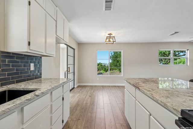 235 MOUNTAIN CREEK RD, Pipe Creek, TX 78063