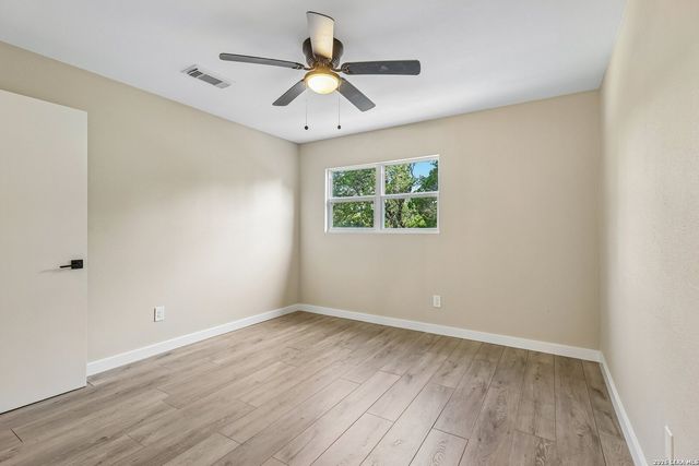235 MOUNTAIN CREEK RD, Pipe Creek, TX 78063