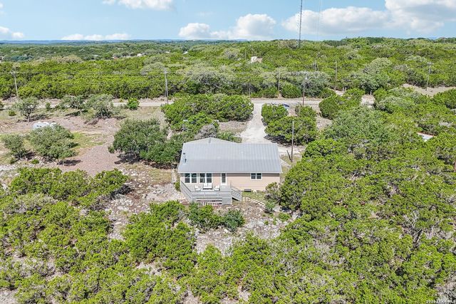 235 MOUNTAIN CREEK RD, Pipe Creek, TX 78063