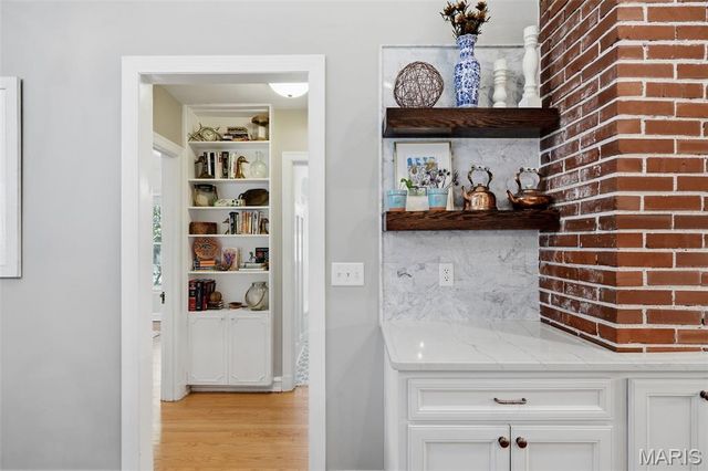 895 Brookside Drive, St Louis, MO 63122