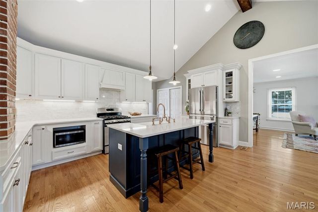 895 Brookside Drive, St Louis, MO 63122