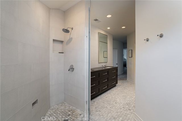 212 Kings Pl, Newport Beach, CA 92663