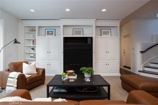 212 Kings Pl, Newport Beach, CA 92663