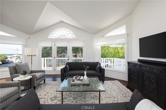 212 Kings Pl, Newport Beach, CA 92663