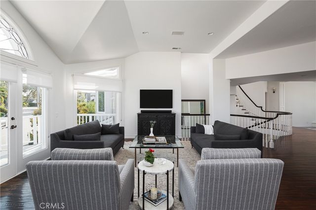212 Kings Pl, Newport Beach, CA 92663