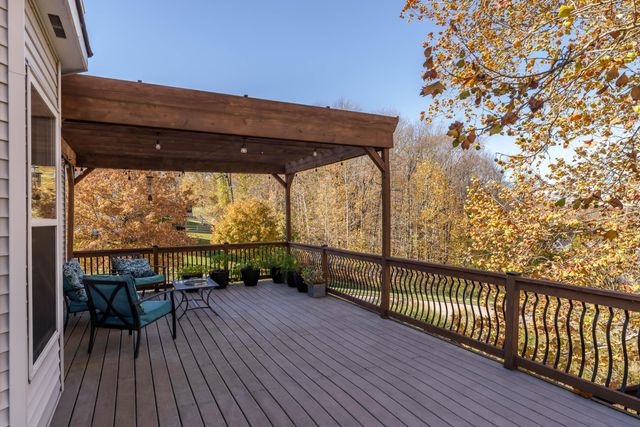 2552 Crestview Woods Drive, Newark, OH 43055