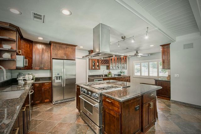 2530 W Dovewood Lane, Fresno, CA 93711