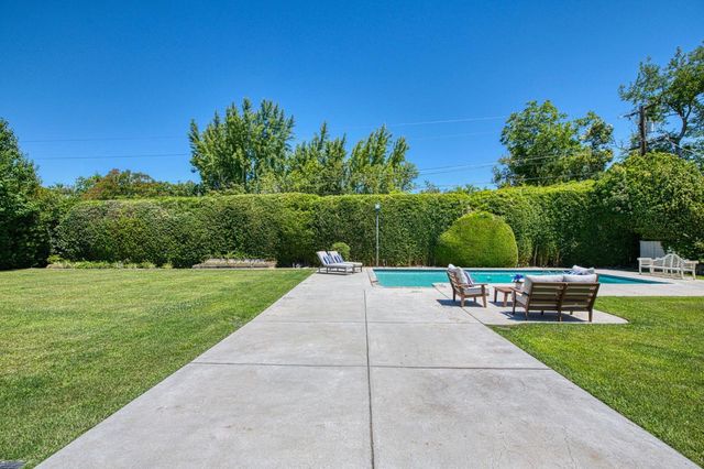 2530 W Dovewood Lane, Fresno, CA 93711