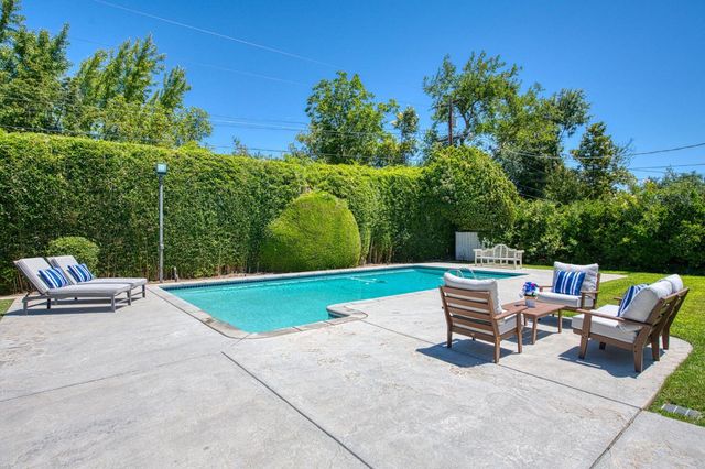 2530 W Dovewood Lane, Fresno, CA 93711