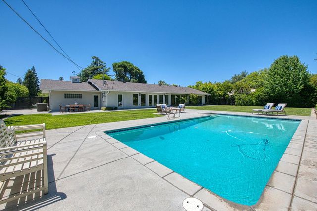 2530 W Dovewood Lane, Fresno, CA 93711