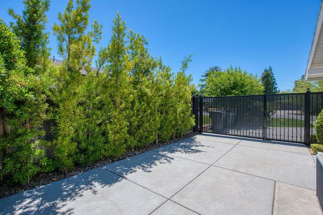 2530 W Dovewood Lane, Fresno, CA 93711