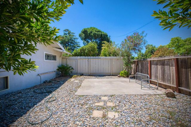 2530 W Dovewood Lane, Fresno, CA 93711