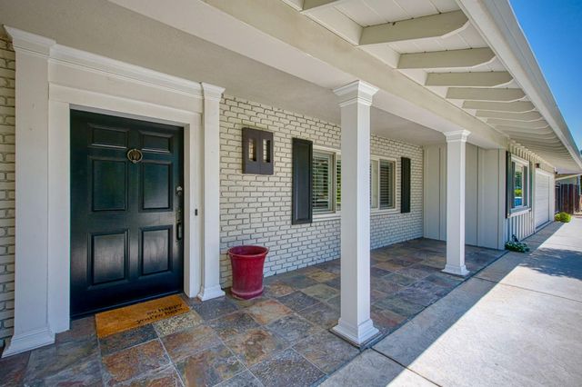 2530 W Dovewood Lane, Fresno, CA 93711