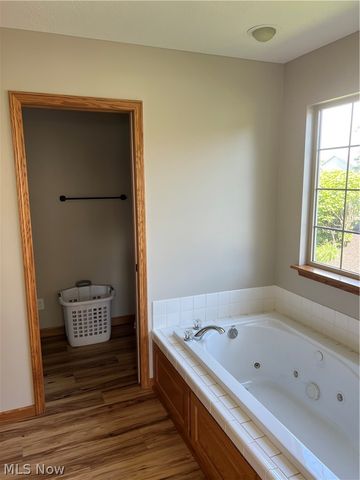 611 Pond View Circle NW, Strasburg, OH 44680
