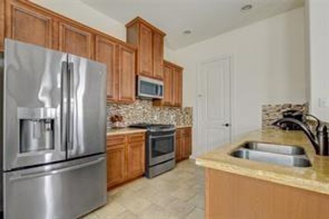 28 W Oaks Drive, Houston, TX 77058