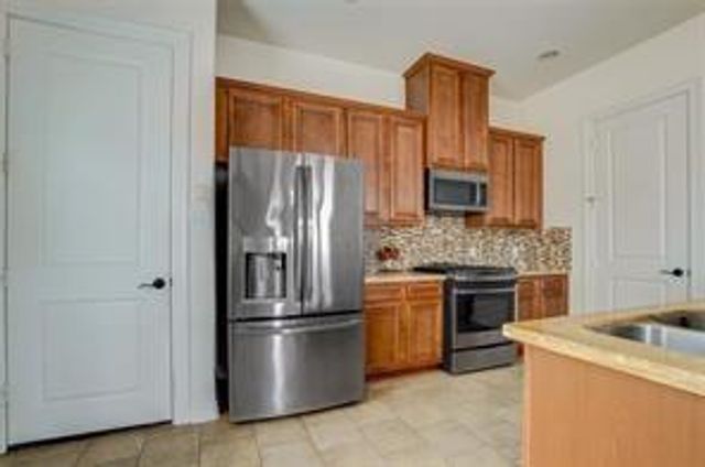 28 W Oaks Drive, Houston, TX 77058