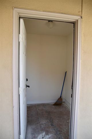 28 W Oaks Drive, Houston, TX 77058